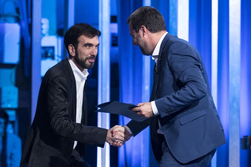 La stretta di mano tra Matteo Salvini e Maurizio Martina 2