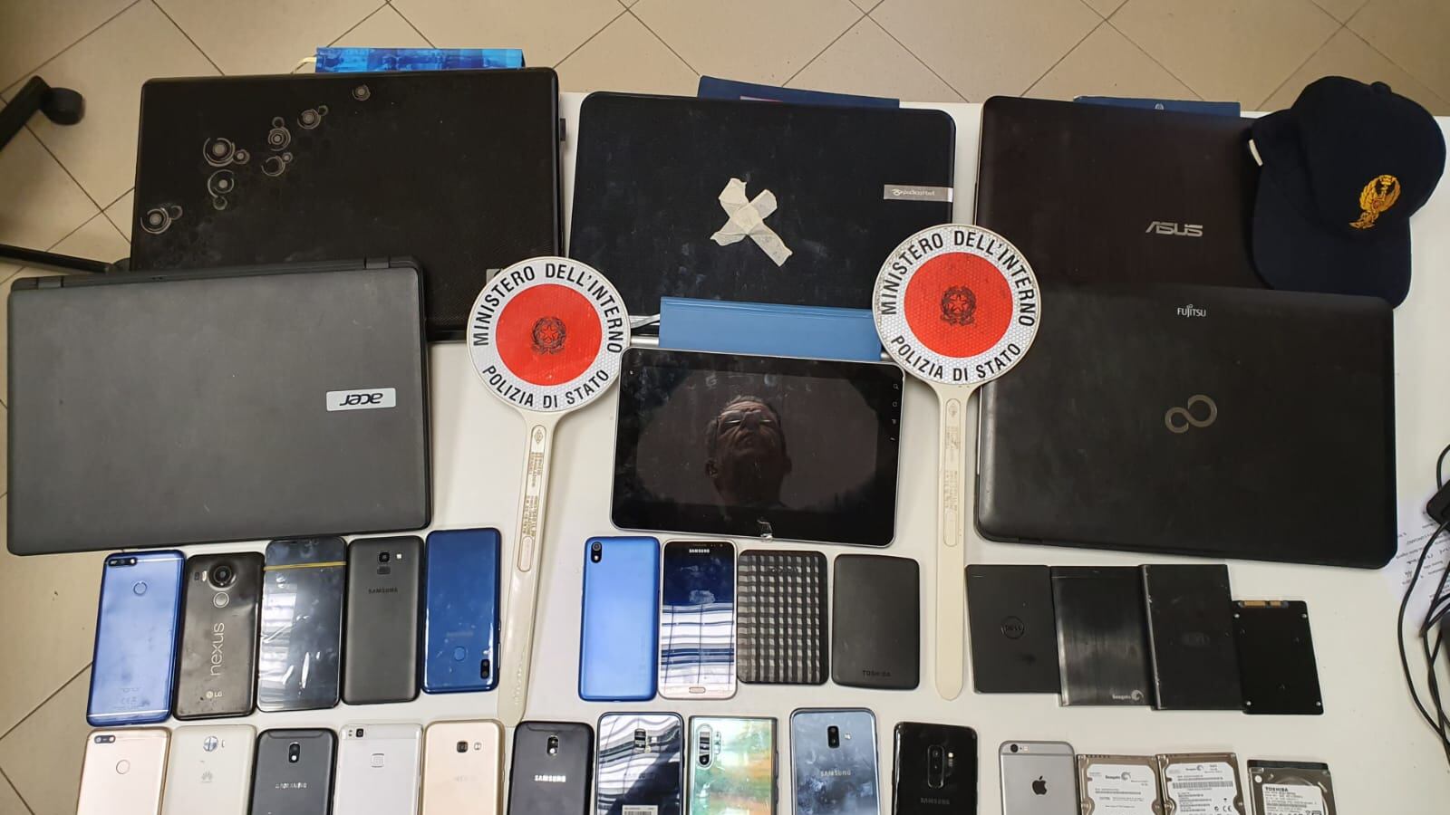 Deposito di pc e cellulari rubati: denunciato ghanese irregolare