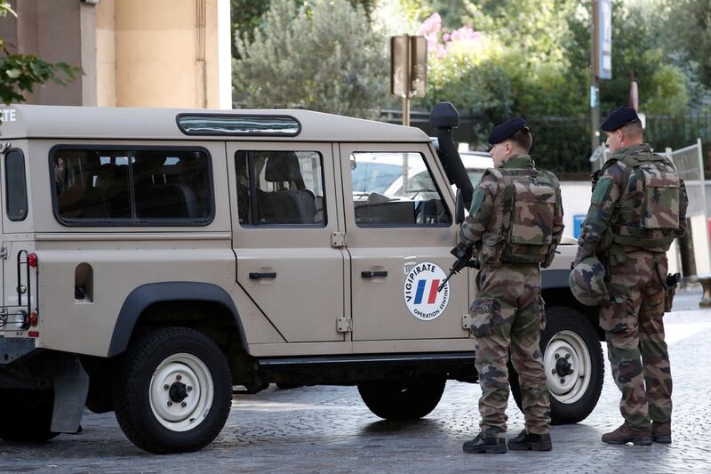 Parigi, auto travolge gruppo militari 4