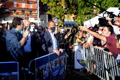 Matteo Salvini contestato a Mondragone, un ferito  5