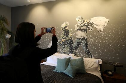Banksy apre albergo a Betlemme 9