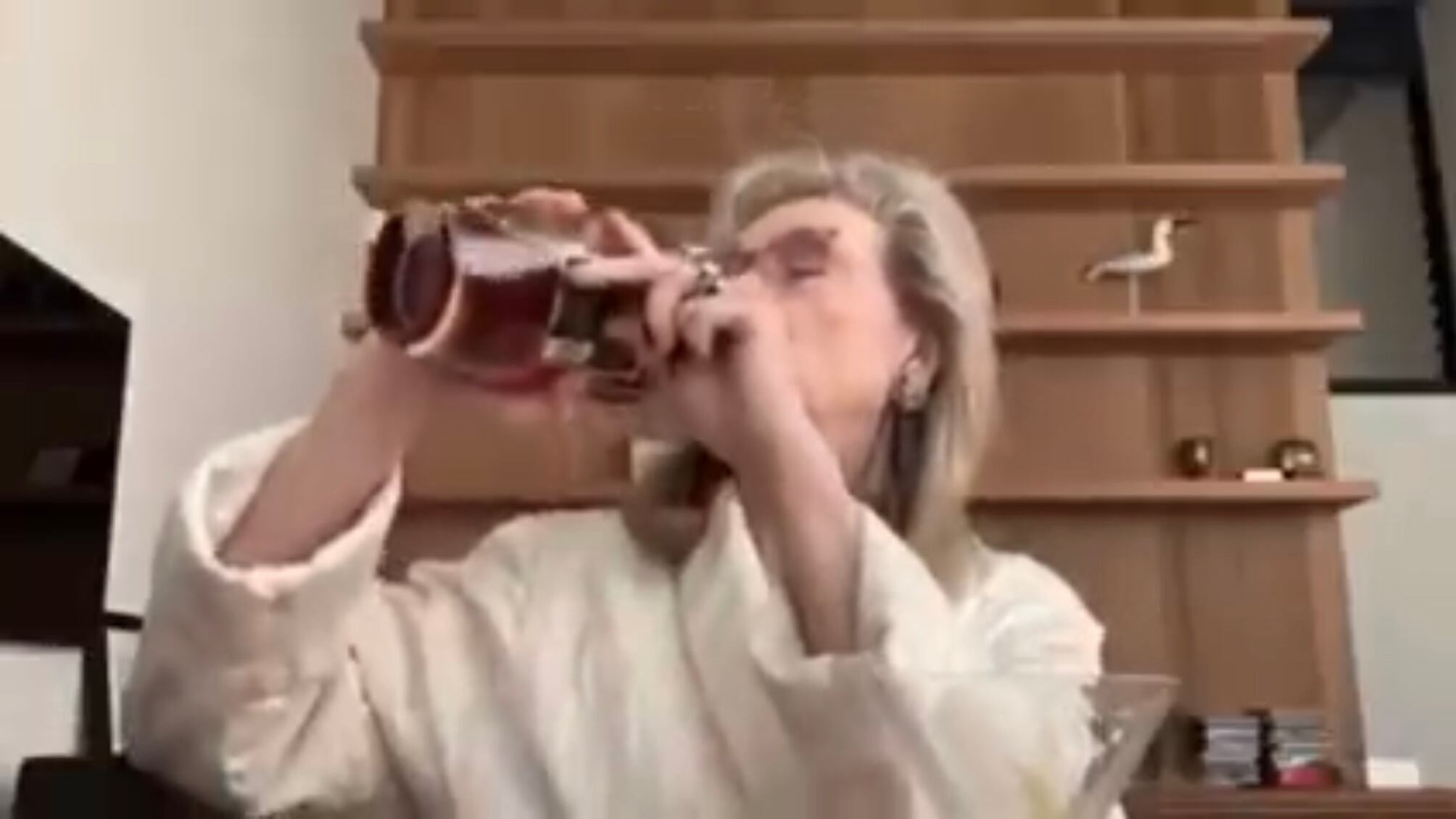 Meryl Streep alza troppo il gomito in diretta video: è lei la regina di Zoom