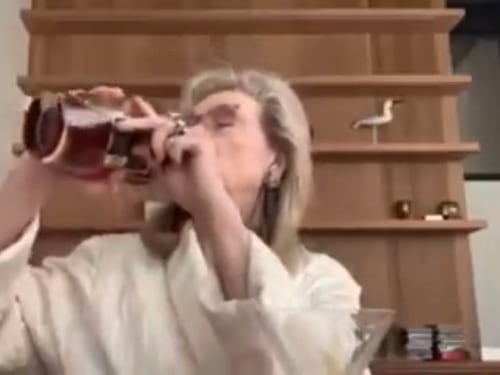 Meryl Streep alza troppo il gomito in diretta video: è lei la regina di Zoom