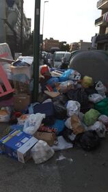 Nella foto di un residente uno dei cumuli di rifiuti che invadono, a Napoli, il quartiere Pianura
