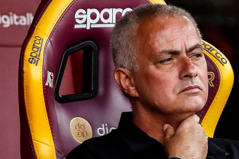 "Ha speso di più", "Deve arrivare primo". Tra Mourinho e Sarri è già clima derby