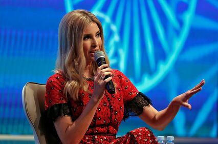 Ivanka Trump elegante in rosso: i bimbi giocano con la gonna 12