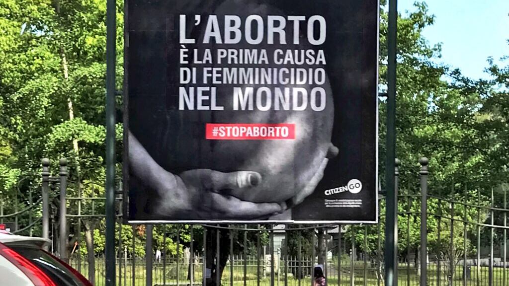Pro life contro la Raggi: “Censura sui manifesti per accontentare le femministe”