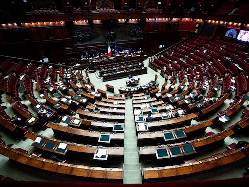 Lo sfregio di Avs in Aula nel giorno del ricordo di Berlusconi