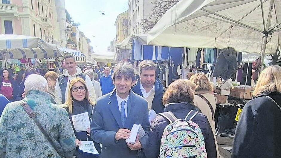 Verso il rush finale tra la "Freccia" di Fi, i gazebo leghisti e Fdi nei mercati