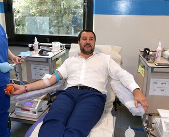 Salvini dona il sangue e scherza: "Ho la pressione alta, dovrei rilassarmi..." 4