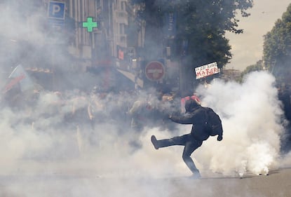 Scontri al corteo a Parigi 6