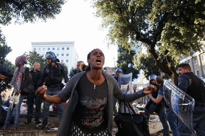 Roma, tensioni durante lo sgombero dei migranti abusivi 17