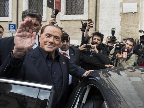 Gli auguri di Berlusconi a papa Francesco: "Noi giovanotti forti e tenaci"