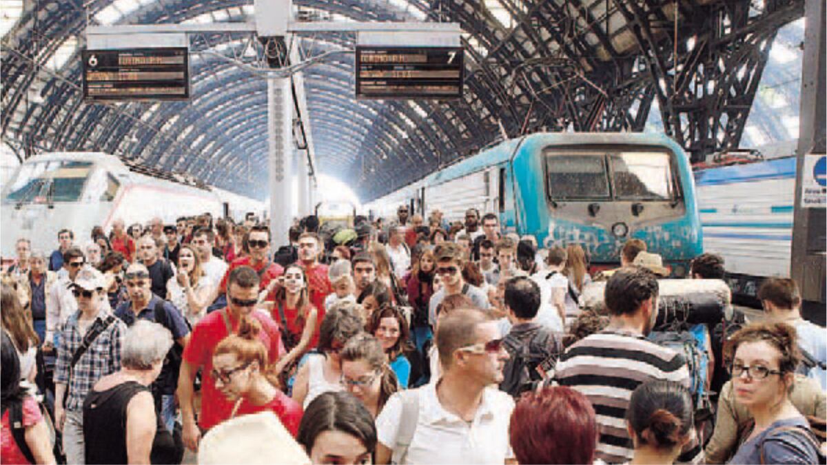 La stazione Centrale? Il regno degli abusivi tra taxi e portabagagli