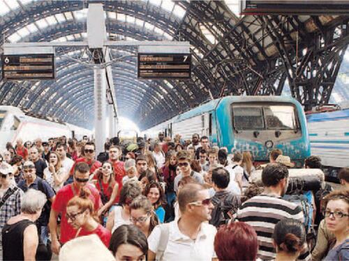 La stazione Centrale? Il regno degli abusivi tra taxi e portabagagli