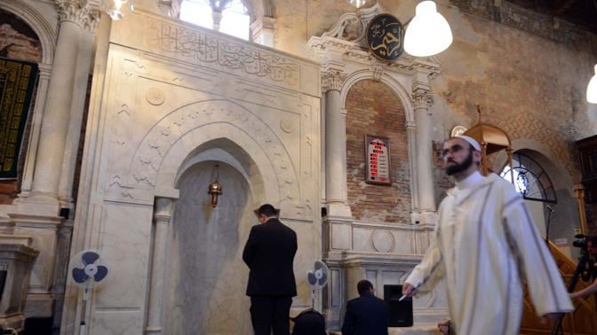 Moschea nella chiesa, guerra di religione alla Biennale di Venezia