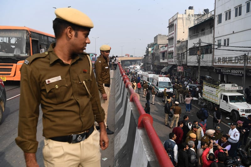 Incendio divampato in una fabbrica di New Delhi,. Molti gli operai morti 3