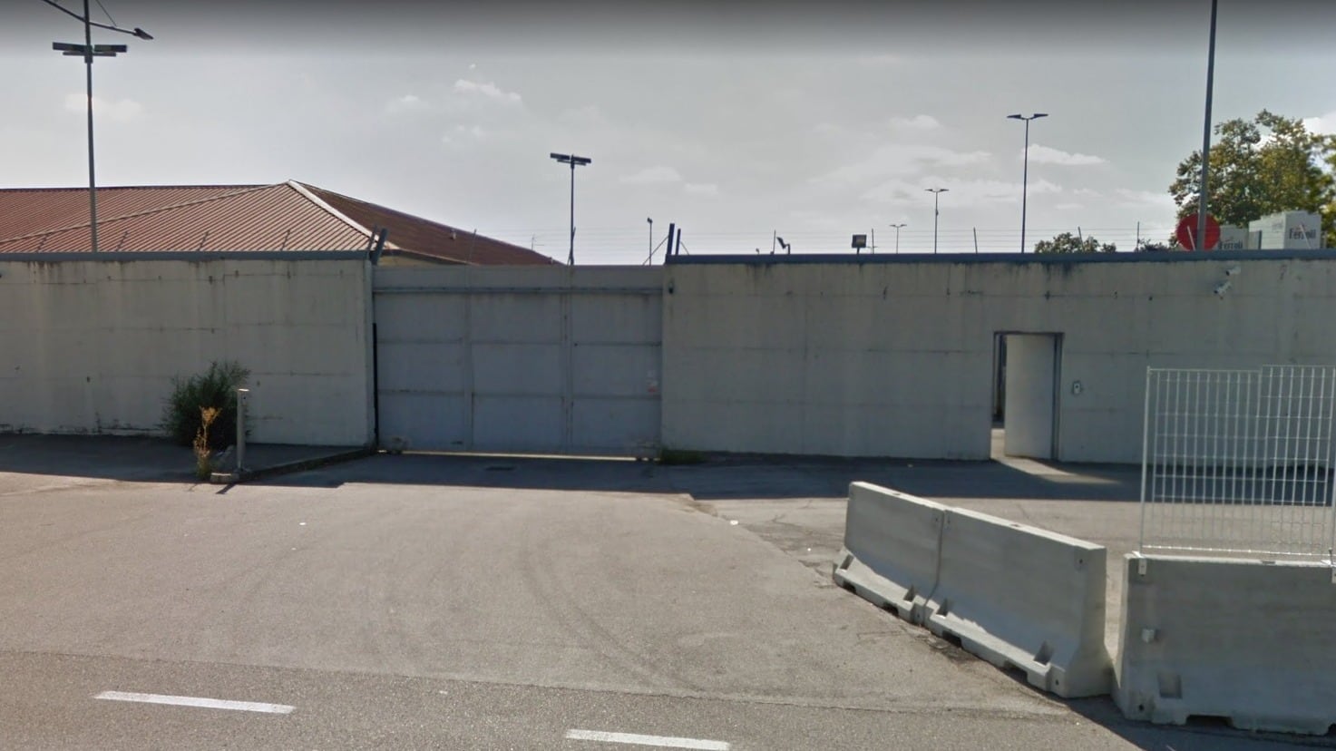 Rivolta nel centro per i rimpatri di Gradisca: migranti tentano la fuga. Ferito un carabiniere