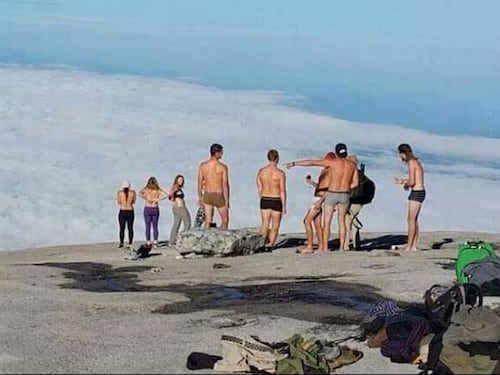 Turisti "nudi su una montagna hanno scatenato un terremoto"