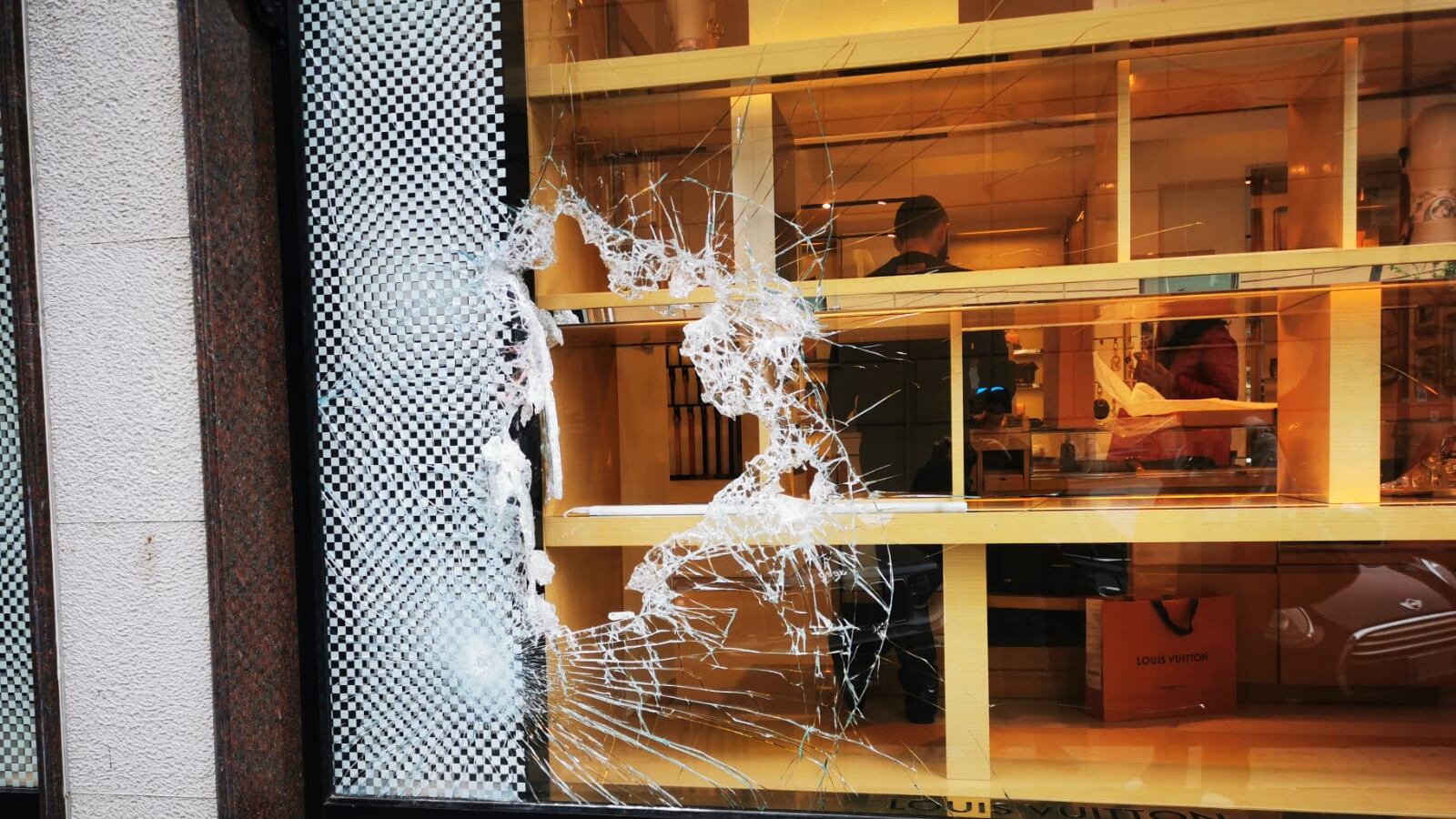 Palermo, banda distrugge e saccheggia la boutique di Louis Vuitton