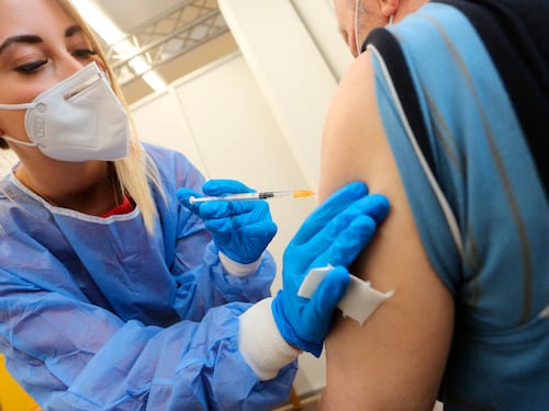 Vaccini, spunta il piano B che salva le ferie