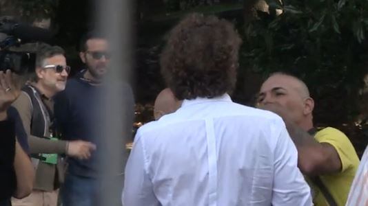 Italia a 5 Stelle: insulti e spintoni contro giornalisti all’arrivo di Virginia Raggi