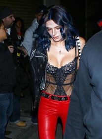 Bella Thorne cambia look. Ora i capelli sono blu 4