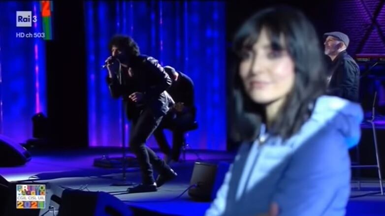 Renga canta per Ambra. E l'emozione lo tradisce...