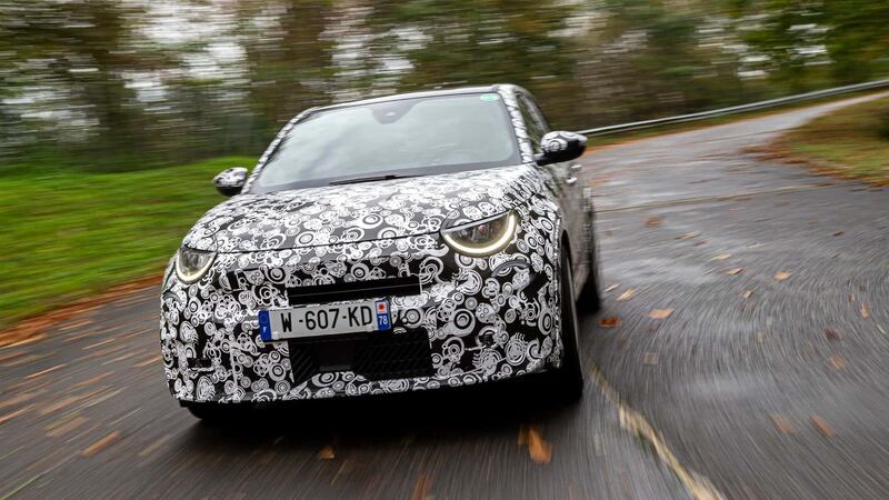 Abarth 600e, guarda tutte le foto della versione camuffata 5