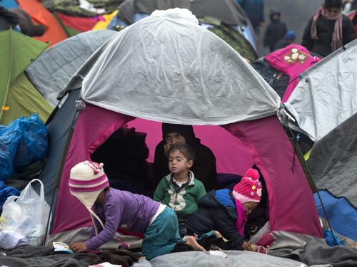 I migranti a Idomeni invocano "mamma Merkel"