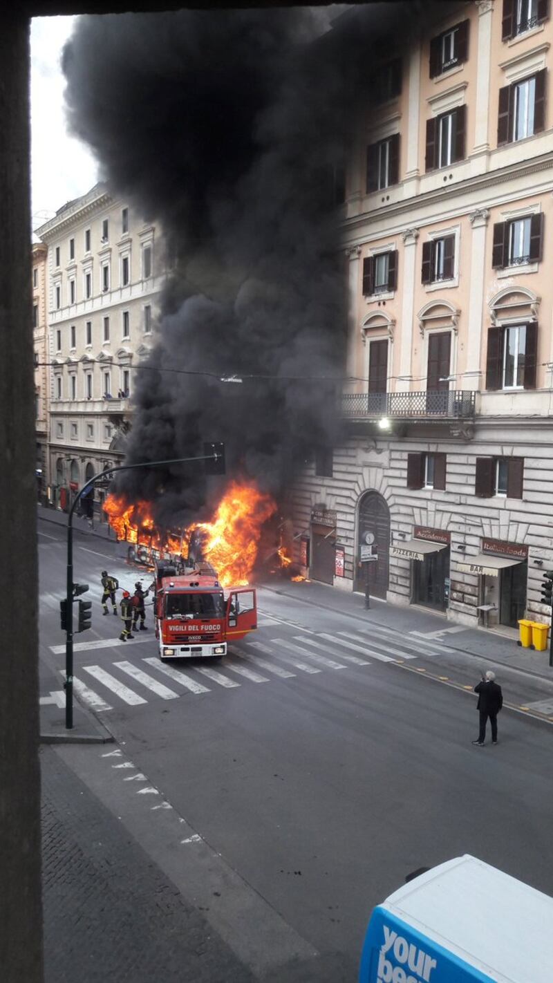 Roma, autobus Atac a fuoco in via del Tritone 6