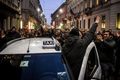 La protesta dei tassisti a Milano  12