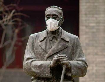 Pechino protesta: maschere anti-smog sulle statue 5