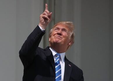 Trump guarda l'eclissi senza occhiali protettivi 3