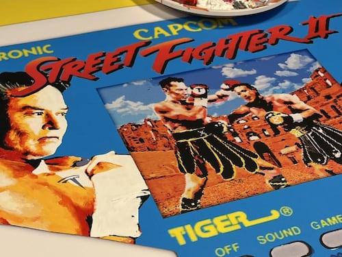 Musk e Zuckerberg dentro un ring del gioco anni '90 Street fighter: le immagini