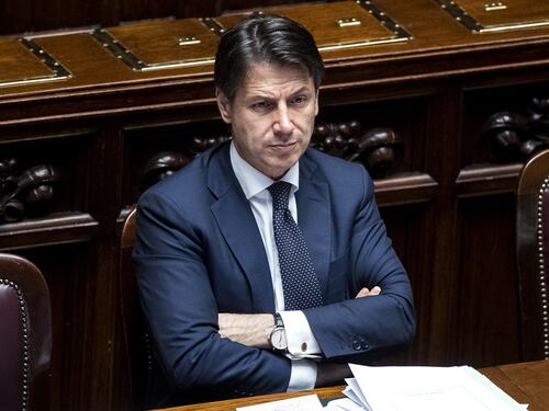 "Non accetto lezioni ipocrite". Conte pronto ad annullare la visita a Parigi