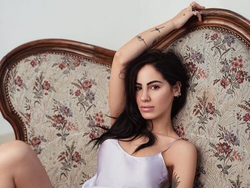In sexy babydoll Giulia De Lellis dà la buonanotte ai suoi follower