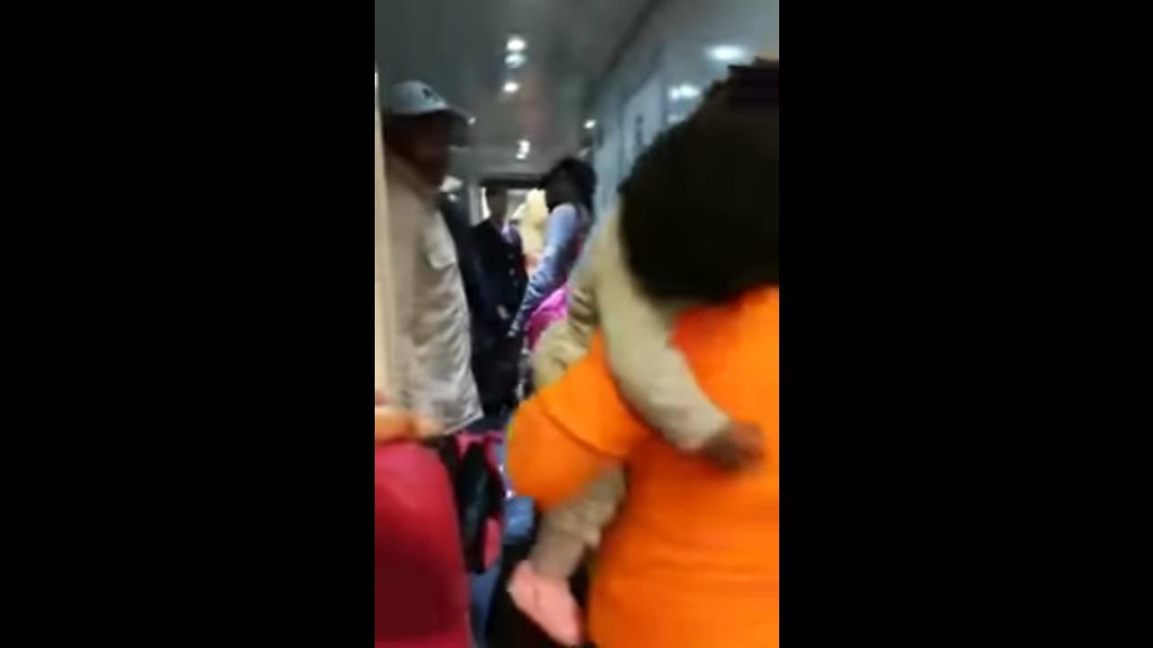 Cagliari, capotreno caccia stranieri senza biglietto: “Pagano tutti”