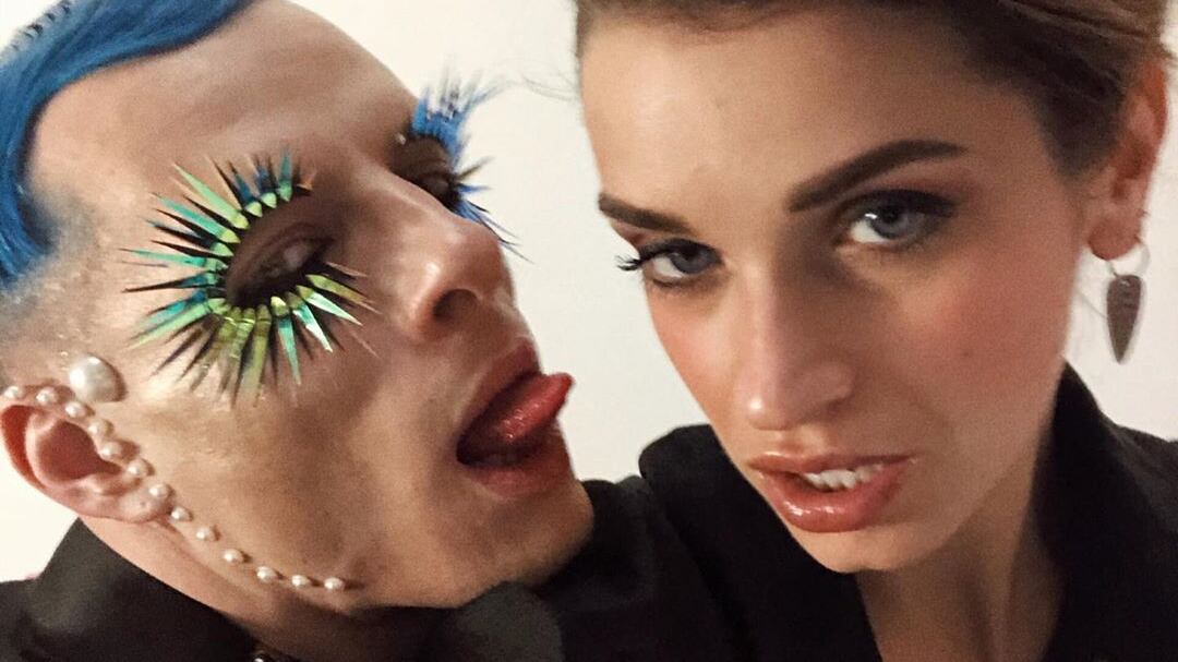 La moglie di Boss Doms reagisce al bacio con Achille Lauro