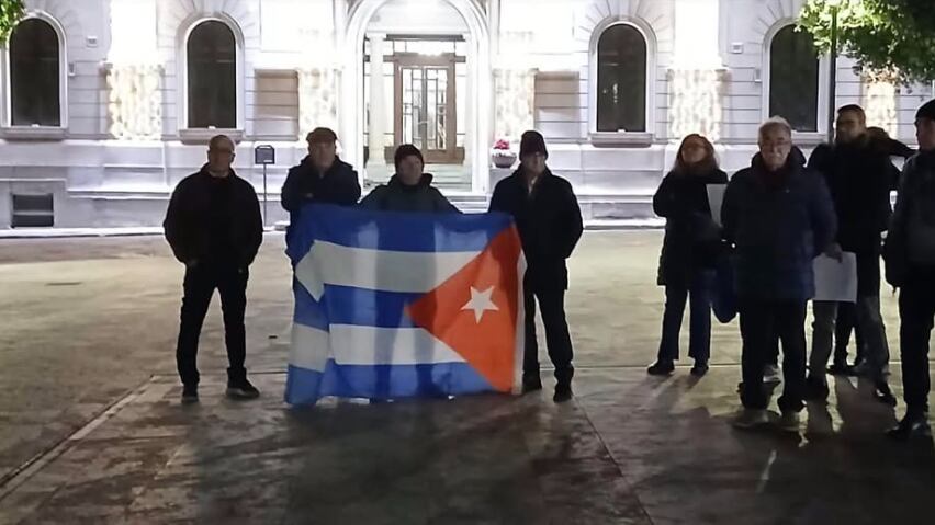 "Manifestano per Maduro con la bandiera di Cuba": il post sfottò della leghista Staine