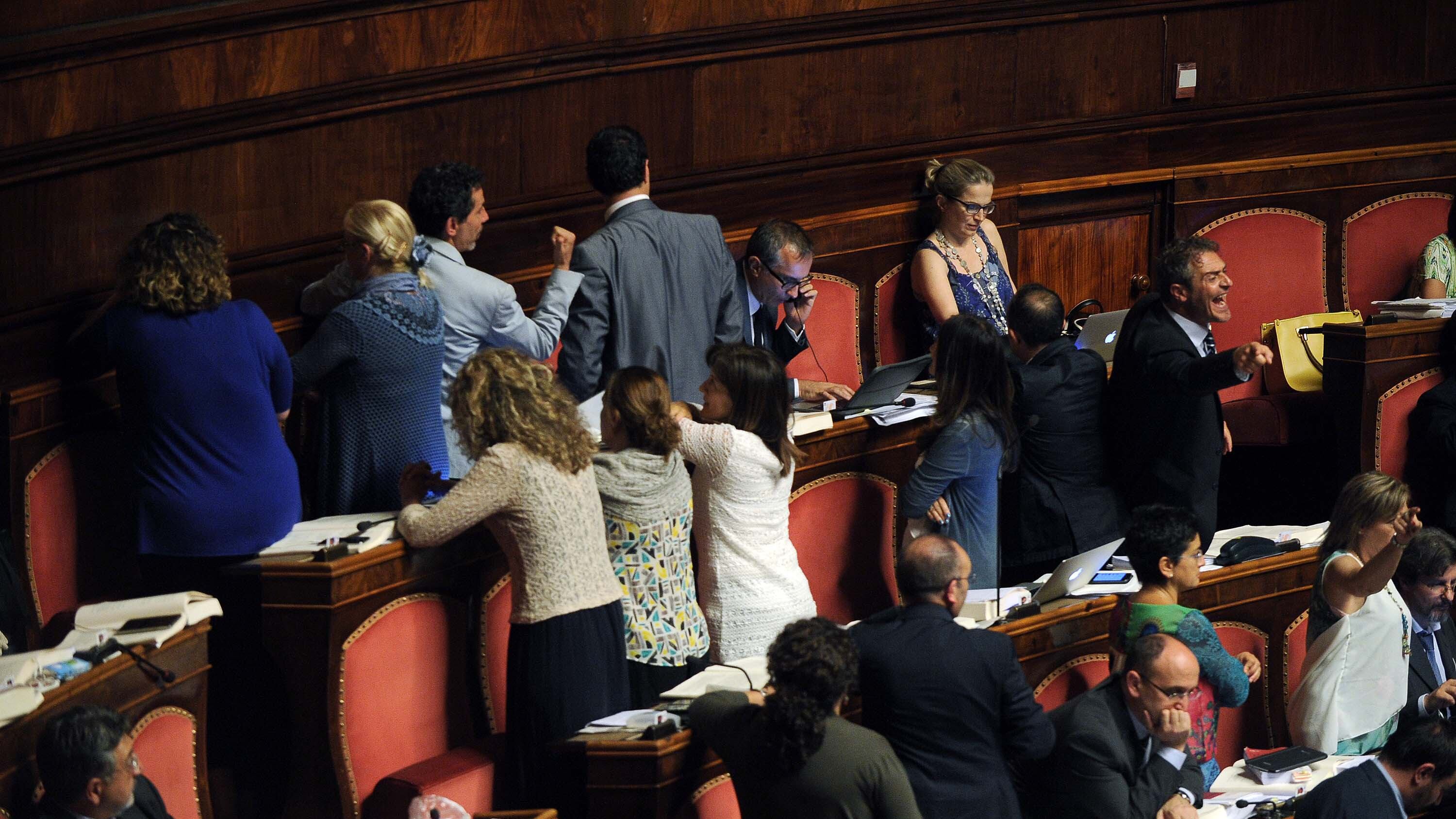 Urla, minacce e gazzarra. In aula scene da terrorismo
