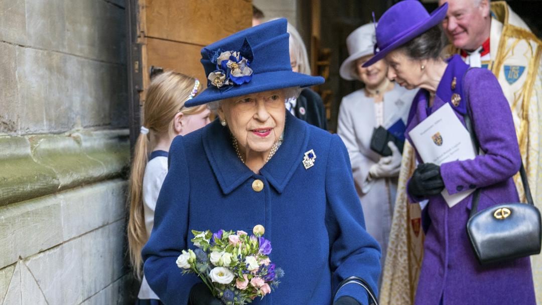 La Regina in pubblico con un bastone