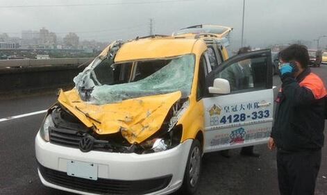 Taiwan, il taxi dopo l'urto con l'aereo 1