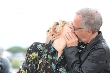 Bacio saffico al Festival di Cannes tra Valeria Bruni Tedesci e Juliette Binoche 6