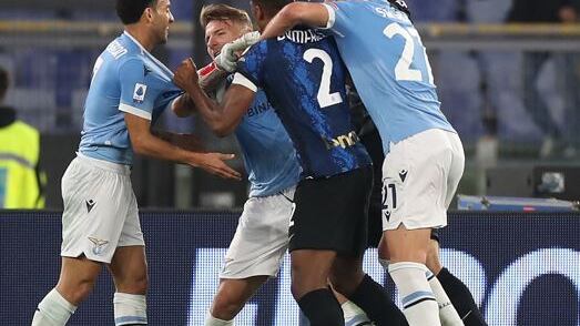 Il fallo, il gol, la rissa: ecco chi sale sul banco degli imputati dopo Lazio-Inter