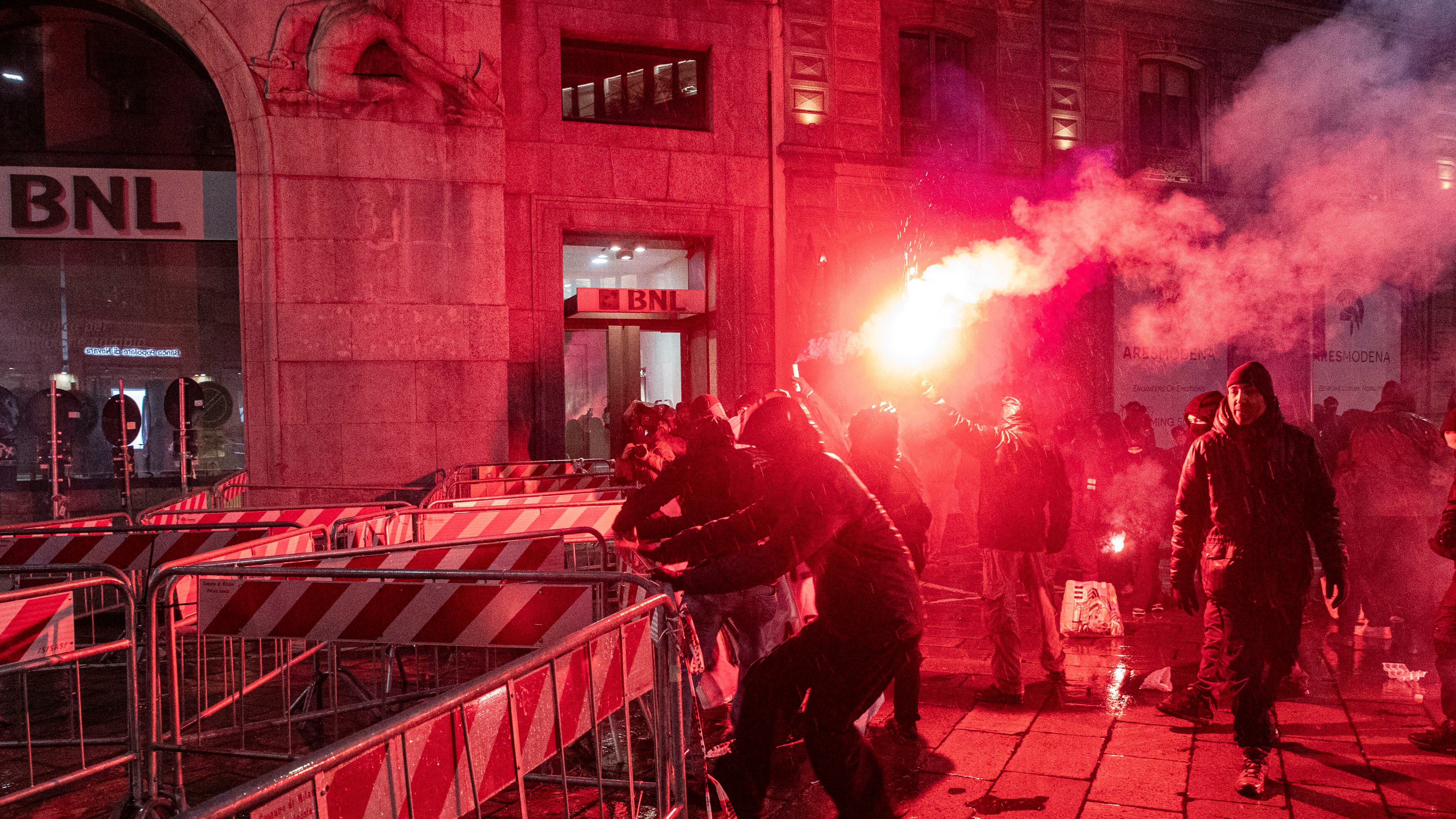Petardi contro la polizia e letame in piazza. Tensione alla prima della Scala