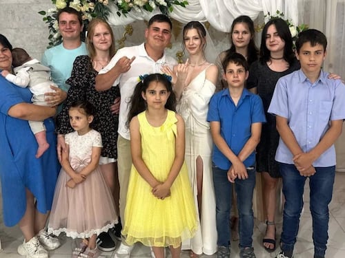 Rappresaglia di Putin sull’Ucraina: raffica di missili. Zelensky pubblica la foto di una famiglia sterminata dai raid russi: il Pentagono dovrebbe vederla
