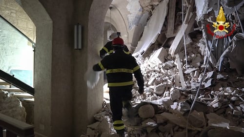 Norcia, la statua di San Benedetto estratta integra dalle macerie della basilica 5