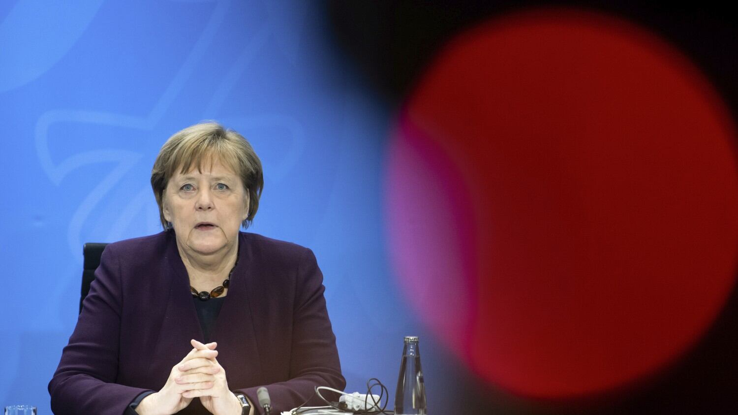 Merkel finisce in isolamento. Gb, niente festa della mamma