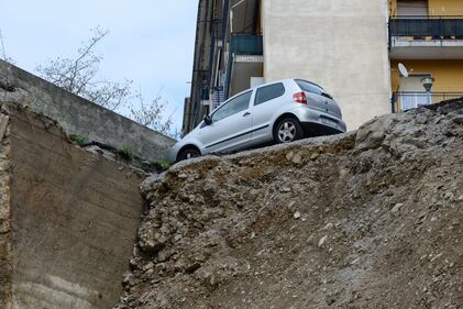 Genova, frana in via Ventotene: due auto finiscono in un dirupo 3